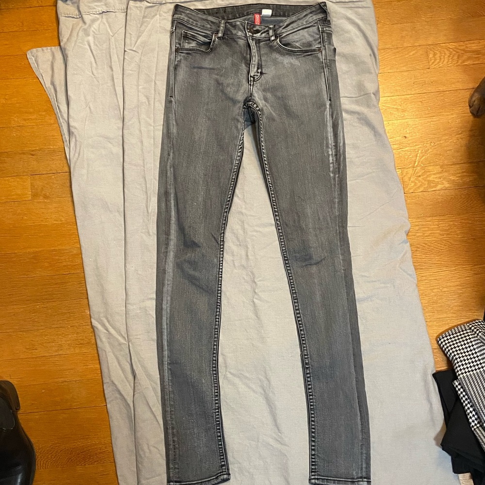 Grey distressed skinny jeans